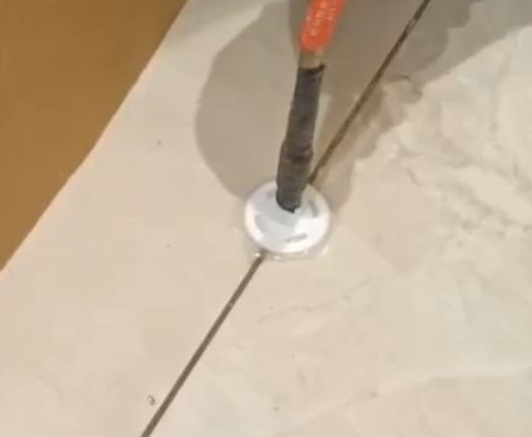 城北瓷砖空鼓维修公司专业解答瓷砖在铺贴过程中，如果没有涂抹均匀到位的粘结材料（如水泥砂浆或瓷砖胶），可能会导致以下问题